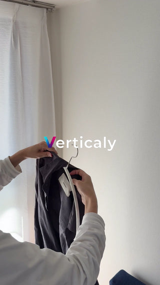 服をハンガーにかける