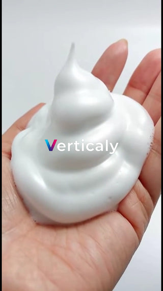 泡立つ洗顔料、手のひらに