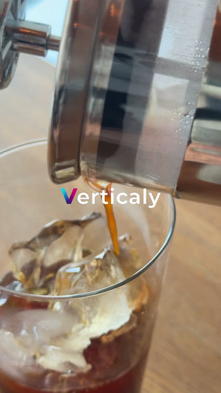 氷とコーヒーを注ぐ