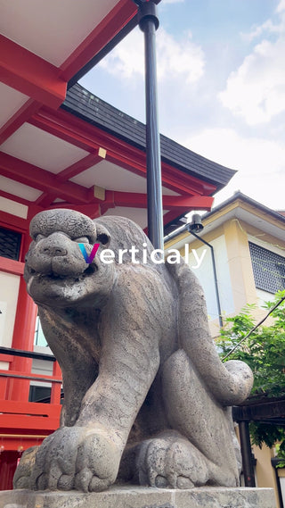 石像と赤鳥居、静寂の風景