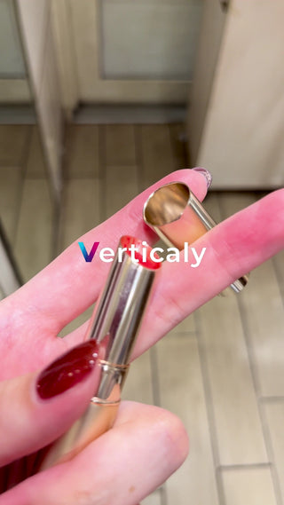 紅いリップ、輝く指先