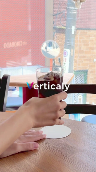 アイスコーヒーを手に、カフェで