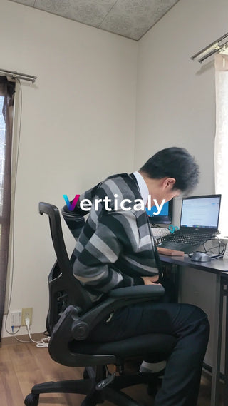 PC作業、集中する男性