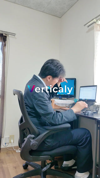 PC作業中の男性、疲労困憊