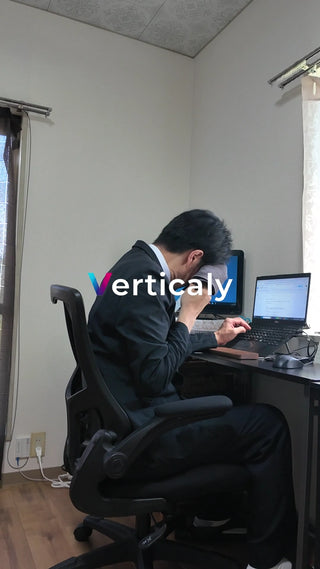 PCに向かうスーツ姿の男性