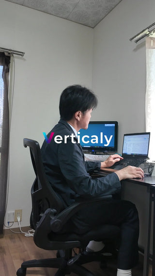 PCに向かう男性、作業風景