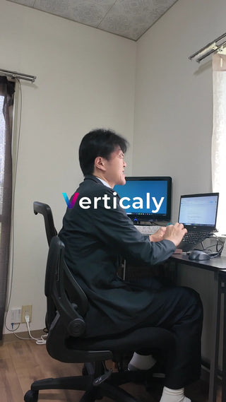 PC作業中の男性、集中力