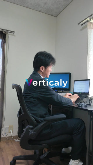 PC作業、集中する男性