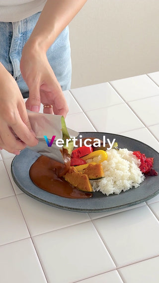 カレーを盛り付ける、美味しい時間