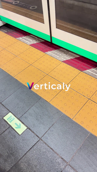 駅のホーム、黄色い点字ブロック
