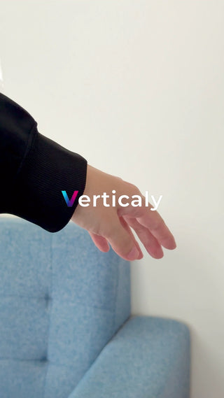 手の動き、青いソファ