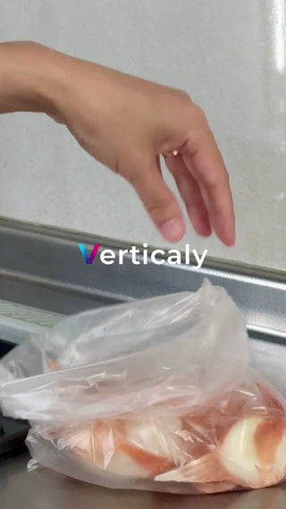 ビニール袋と手