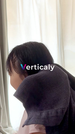 窓辺で佇む女性