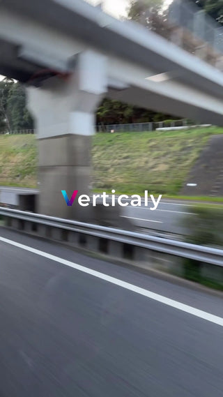 高速道路を走る、車窓からの景色