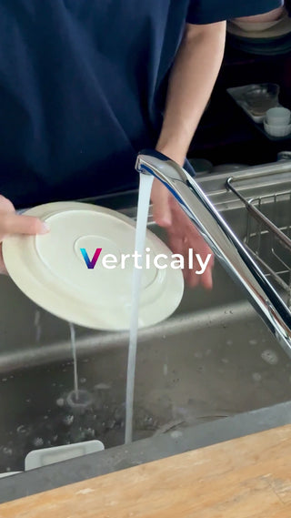 皿を洗う、日常の風景
