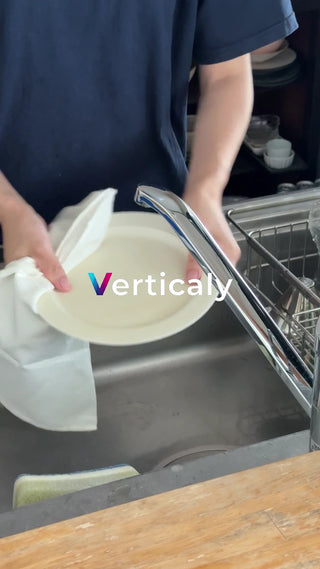 皿を拭く男性の手元