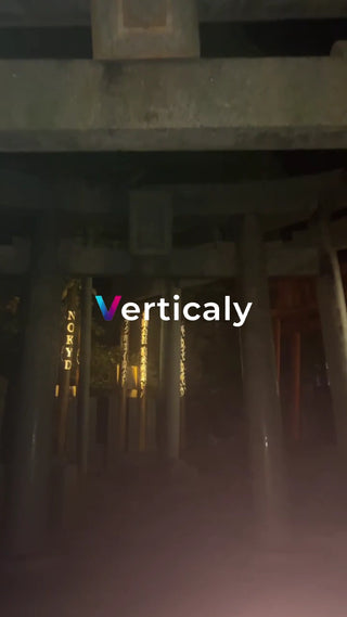 鳥居をくぐる参拝者