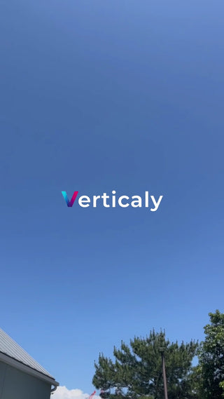 青空の下、垂直にそびえる