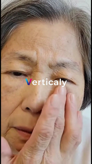 目元を気にする女性