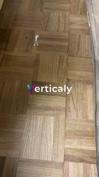 木目の床、白い紐飾り