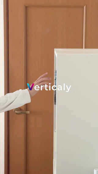 白い壁に手を伸ばす