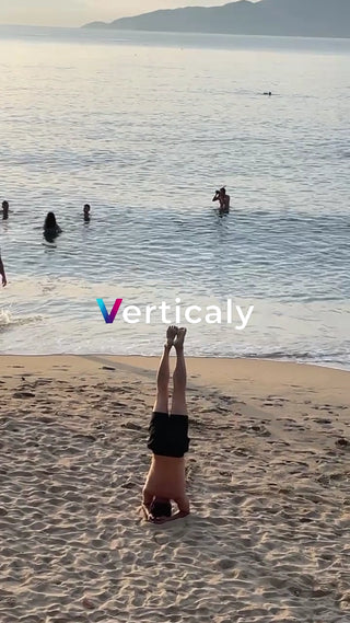 砂浜で逆立ちする男性