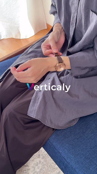 腕時計を直す女性