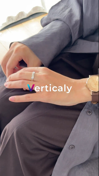 指輪を見つめる手元