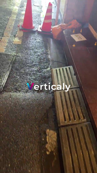 雨上がりの街並み、水たまり