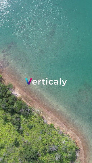 水面と緑豊かな海岸