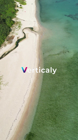 穏やかな浜辺、水面の輝き