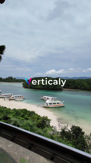 穏やかな海とボート、夏の風景