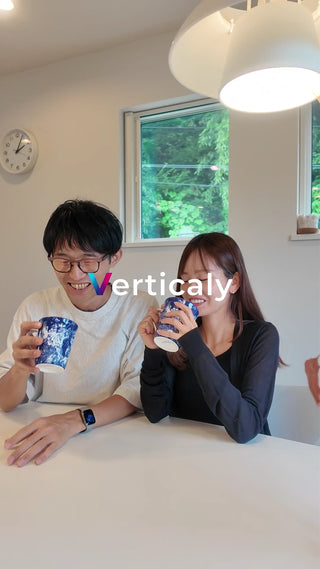 カフェで談笑、穏やかな時間