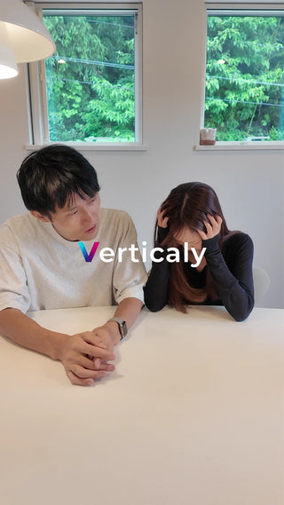 悩む二人、テーブルにて