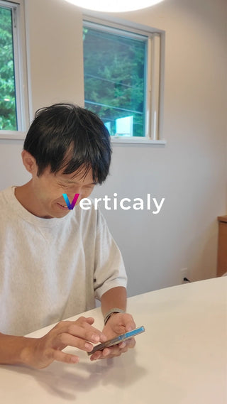 スマホを操作する男性