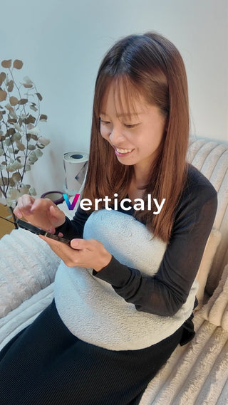 スマホを操作する女性