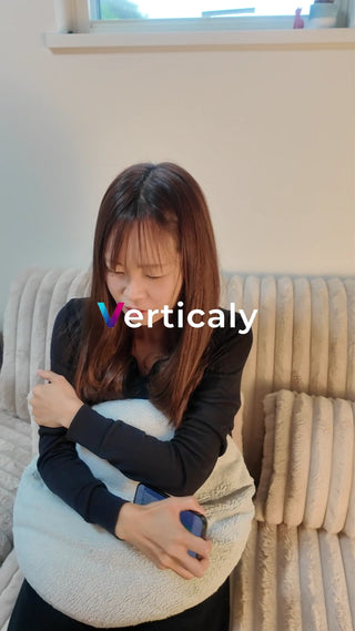 抱き枕とスマホ、安らぎの時間