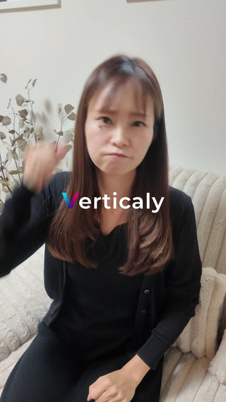 困惑顔でアピールする女性