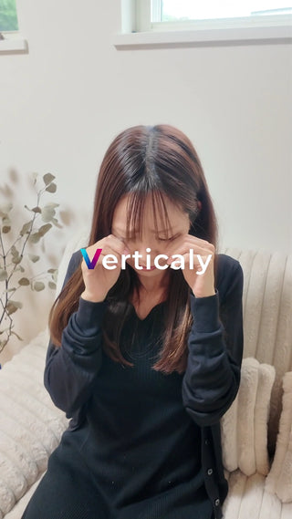 涙を拭う女性、悲しみの表現