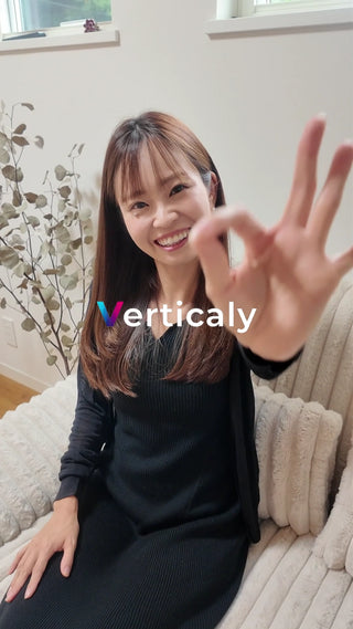 笑顔でOKサイン、晴れやかな日