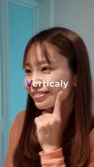 頬に手を添える女性