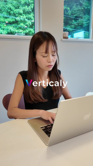 PC作業、集中する女性