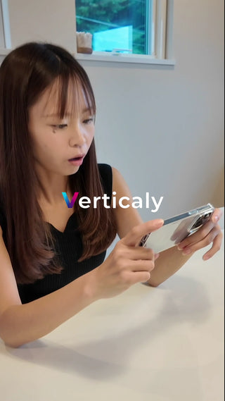 スマホを操作する女性