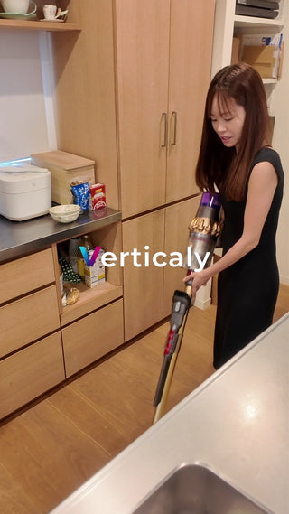 掃除機をかける女性、自宅