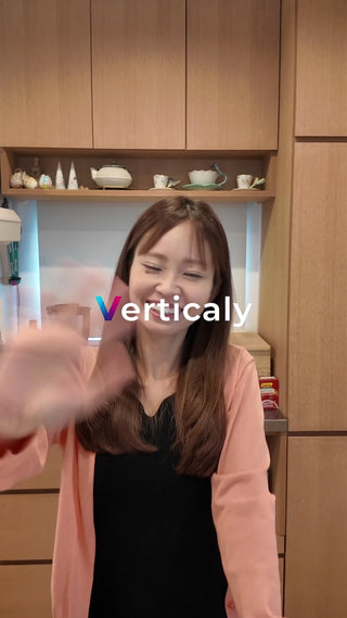 笑顔で手を振る女性