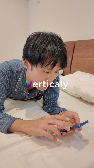 スマホを触る男性、穏やかな時間