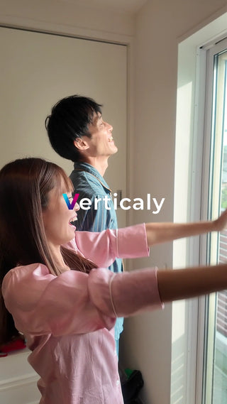 休日の朝、窓を開けて