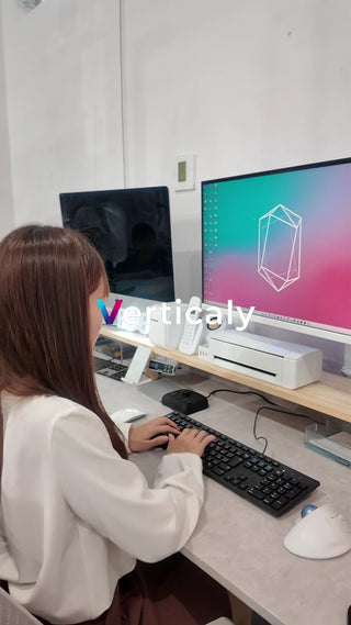 PCに向かう女性、集中する姿