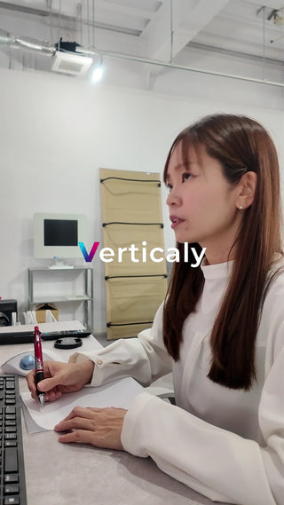 書類にペンを走らせる女性