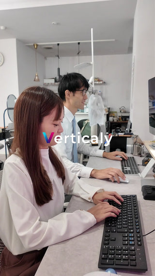 オフィスで作業する男女